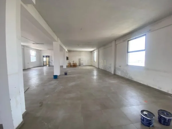 Tirane, jepet me qera ambjent biznesi Kati 2, 800 m² 1.000 € (sauk i ri)