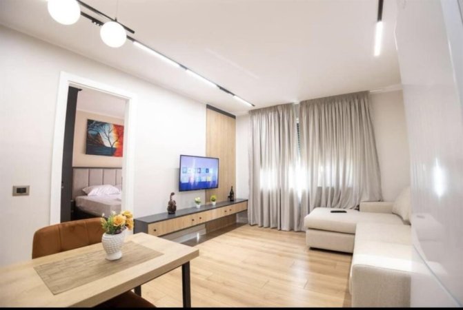 Tirane, jepet me qera apartament 1+1+Ballkon Kati 2, 58 m² 700 € (komuna e parisit)