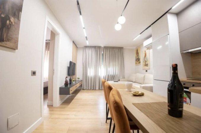 Tirane, jepet me qera apartament 1+1+Ballkon Kati 2, 58 m² 700 € (komuna e parisit)