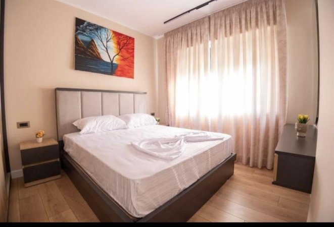 Tirane, jepet me qera apartament 1+1+Ballkon Kati 2, 58 m² 700 € (komuna e parisit)