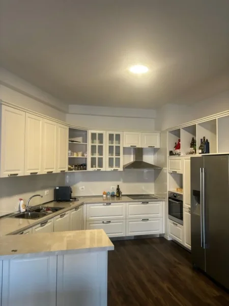 Tirane, jepet me qera zyre Kati 3, 172 m² 1.000 € (Fusha e Aviacionit)