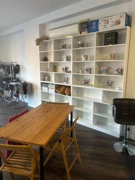 Tirane, jepet me qera zyre Kati 3, 172 m² 1.000 € (Fusha e Aviacionit)