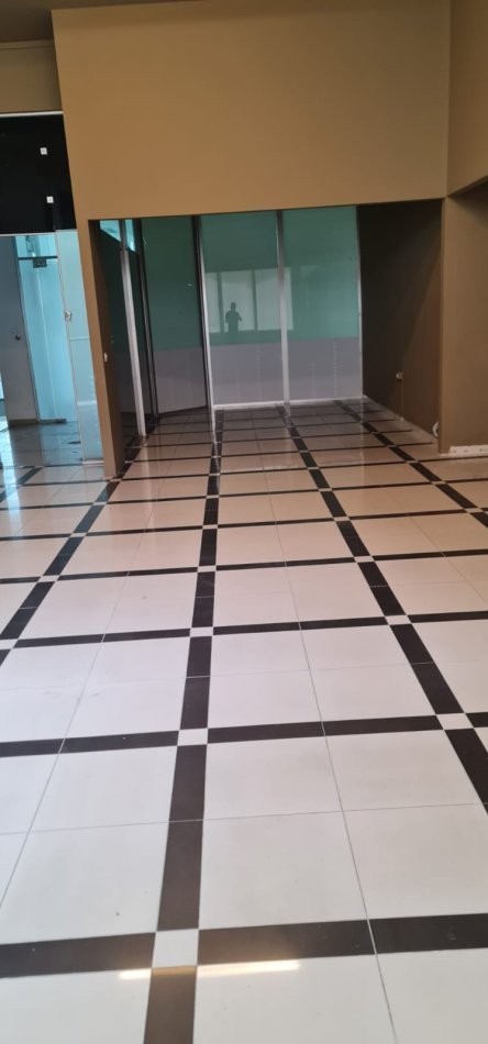 Tirane, jepet me qera ambjent biznesi Kati 2, 92 m² 800 € (Liqeni Artificial)