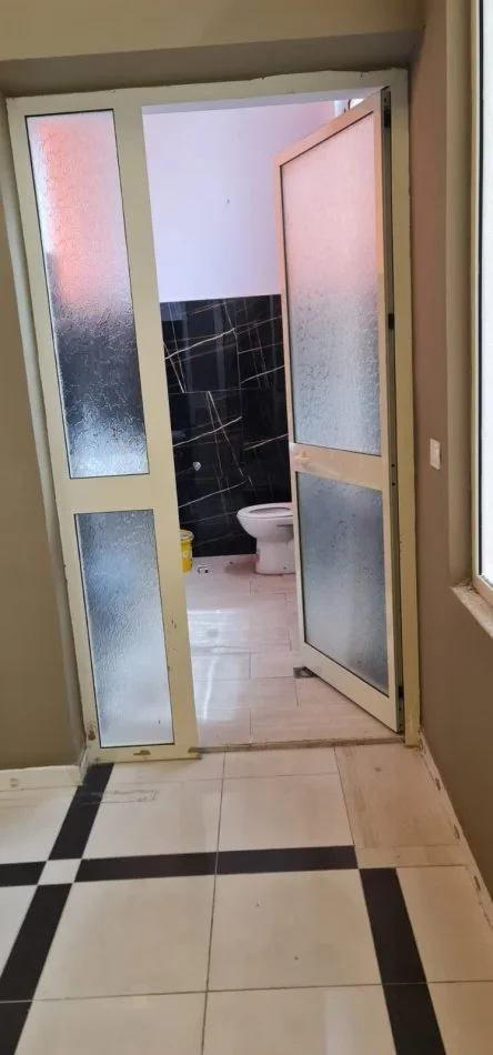 Tirane, jepet me qera ambjent biznesi Kati 2, 92 m² 800 € (Liqeni Artificial)