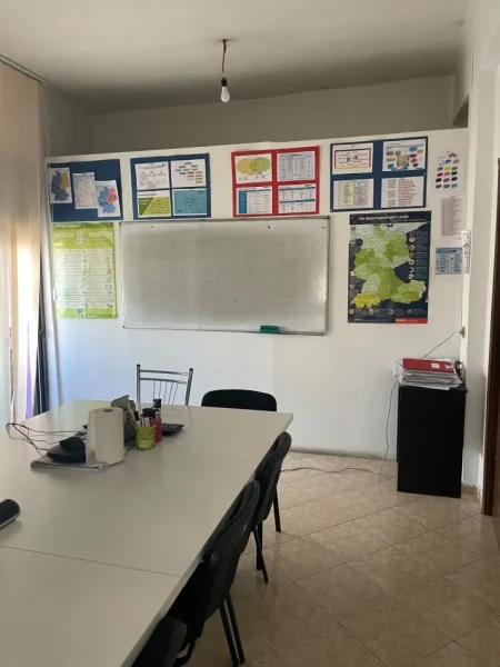 Tirane, jepet me qera ambjent biznesi Kati 4, 67 m² 400 € (21 DHJETORI)