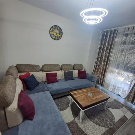 Tirane, jepet me qera apartament 1+1+Ballkon Kati 2, 70 m² 580 € (xhamlliku asl 2)
