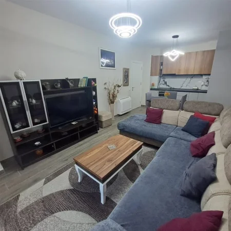 Tirane, jepet me qera apartament 1+1+Ballkon Kati 2, 70 m² 580 € (xhamlliku asl 2)