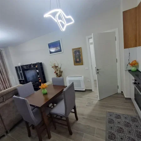Tirane, jepet me qera apartament 1+1+Ballkon Kati 2, 70 m² 580 € (xhamlliku asl 2)
