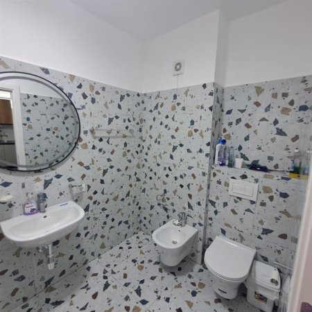 Tirane, jepet me qera apartament 1+1+Ballkon Kati 2, 70 m² 500 € (xhamlliku asl 2)