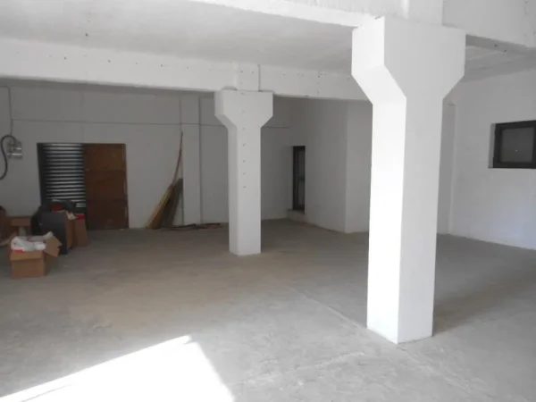 Tirane, jepet me qera Kati 2, 412 m² 1.000 € (Siri Kodra)