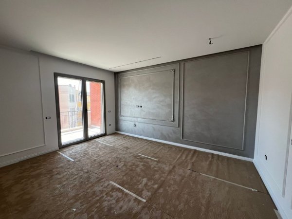 Tirane, jepet me qera zyre Kati 8, 86 m² 900 € (Kompleksi Delijorgji)
