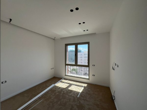 Tirane, jepet me qera zyre Kati 8, 86 m² 900 € (Kompleksi Delijorgji)