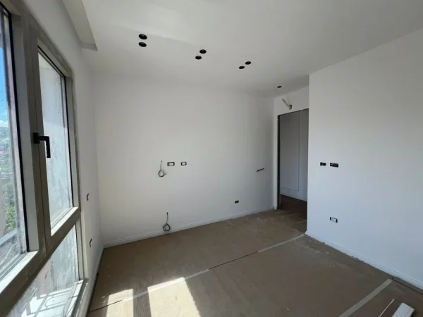 Tirane, jepet me qera zyre Kati 8, 86 m² 900 € (Kompleksi Delijorgji)