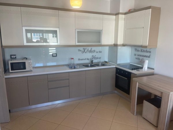Tirane, jepet me qera apartament 1+1+Ballkon Kati 5, 60 m² 450 € (PORCELAN)