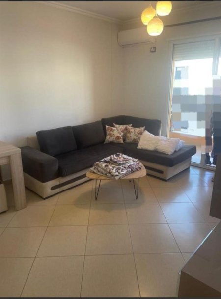 Tirane, jepet me qera apartament 1+1+Ballkon Kati 5, 60 m² 450 € (PORCELAN)