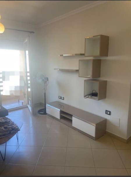 Tirane, jepet me qera apartament 1+1+Ballkon Kati 5, 60 m² 450 € (PORCELAN)