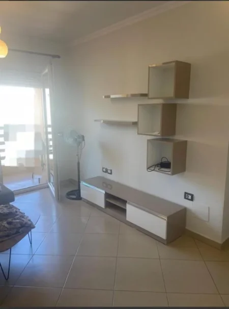 Tirane, jepet me qera apartament 1+1+Ballkon Kati 5, 60 m² 450 € (PORCELAN)