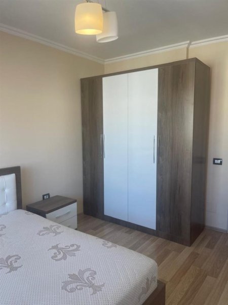 Tirane, jepet me qera apartament 1+1+Ballkon Kati 5, 60 m² 450 € (PORCELAN)