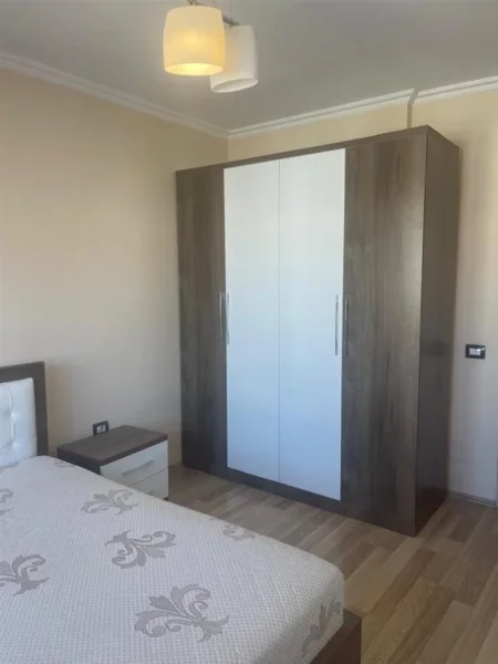 Tirane, jepet me qera apartament 1+1+Ballkon Kati 5, 60 m² 450 € (PORCELAN)