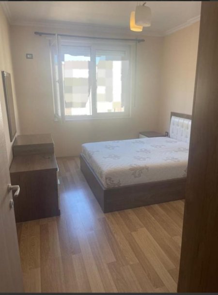 Tirane, jepet me qera apartament 1+1+Ballkon Kati 5, 60 m² 450 € (PORCELAN)