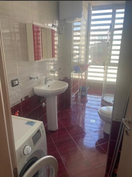 Tirane, jepet me qera apartament 1+1+Ballkon Kati 5, 60 m² 450 € (PORCELAN)