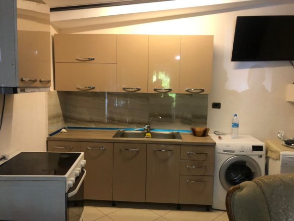 Tirane, jepet me qera apartament 1+1 Kati 0, 68 m² 350 € (Materniteti ri)
