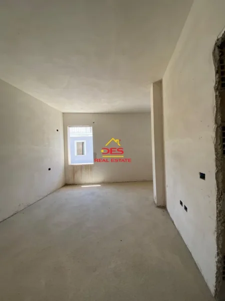 Vlore, shitet apartament 2+1+Ballkon Kati 9, 118 m² 177.000 € (Rruga Ismail Qemali)