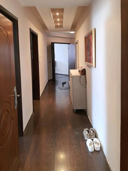 Tirane, jepet me qera apartament 2+1+Ballkon Kati 5, 115 m² 650 € (QENDRA KRISTAL)