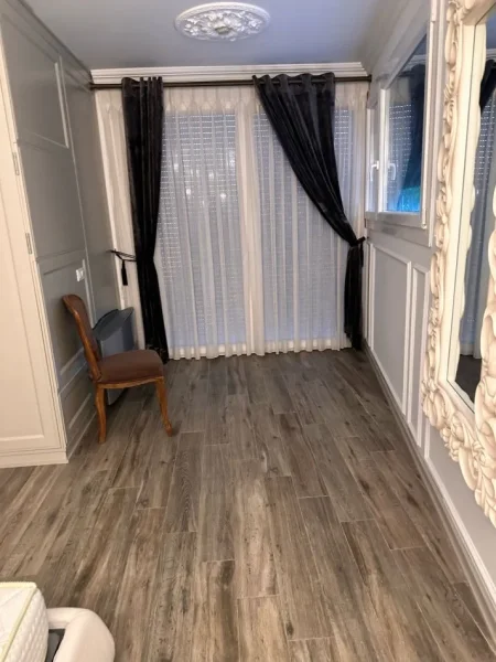 Tirane, jepet me qera Vile 4+1+Ballkon Kati 1, 188 m² 2.700 € (Rruga e Vilave)