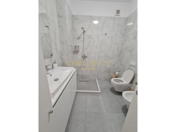 Tirane, jepet me qera apartament 2+1+Aneks+Ballkon Kati 5, 118 m² 600 € (Materniteti Ri)