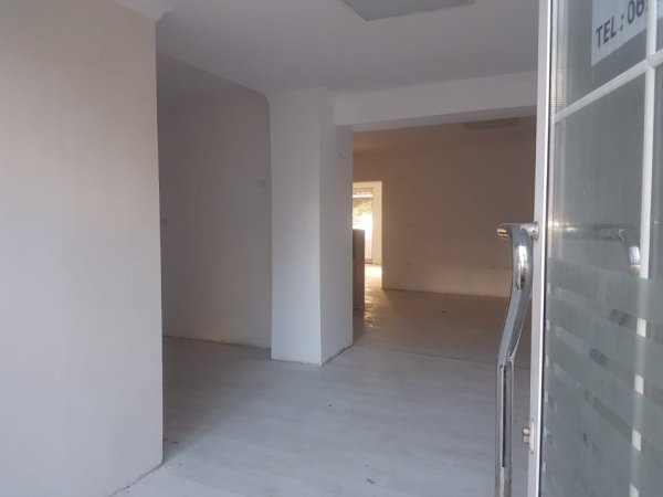 Tirane, jepet me qera dyqan Kati 0, 82 m² 1.800 € (Mozaiku i Tiranes)