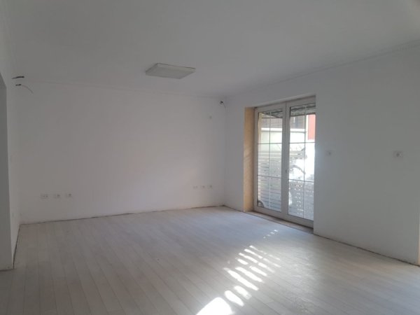 Tirane, jepet me qera dyqan Kati 0, 82 m² 1.800 € (Mozaiku i Tiranes)