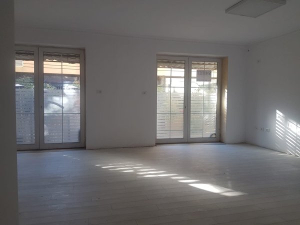 Tirane, jepet me qera dyqan Kati 0, 82 m² 1.800 € (Mozaiku i Tiranes)