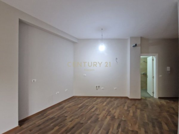 Tirane, shes apartament 1+1 Kati 3, 77 m² 129.500 € (Ish fusha aviacionit)