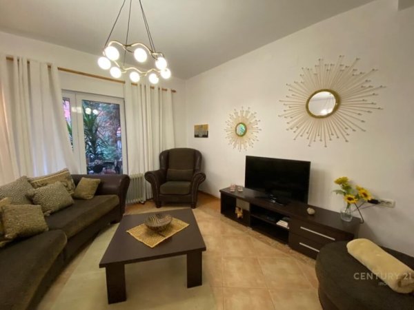 Tirane, jepet me qera apartament duplex 2+1 Kati 1, 120 m² 800 € (21dhjetori)