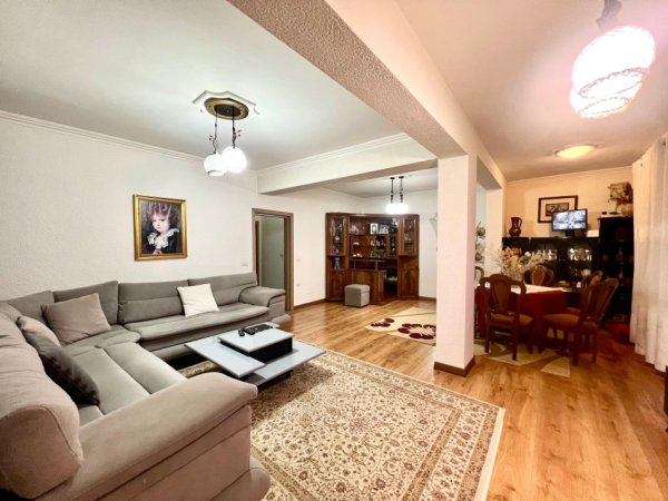 Tirane, shitet shtepi 2+1+Aneks+Ballkon Kati 0, 193 m² 180.000 € (Rruga Niko Avrami)