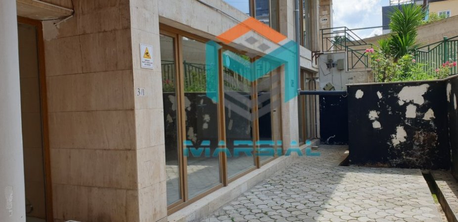 Tirane, jepet me qera ambjent biznesi Kati 0, 150 m² 1.800 € (Sheshi Avni Rustemi, Pazari i Ri)