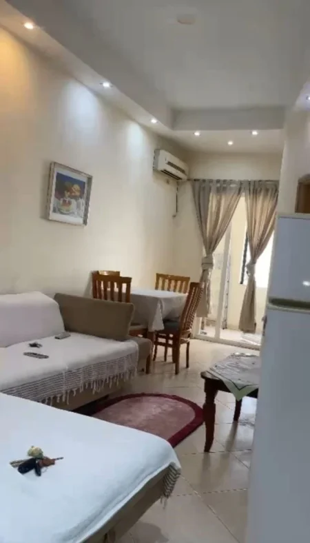Tirane, jepet me qera apartament 1+1+Ballkon Kati 3, 65 m² 350 € (rruga Bill Klinton)