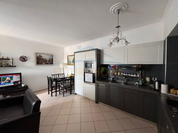 Tirane, shitet apartament 1+1+Ballkon Kati 11, 82 m² 135.000 € (Rruga e Kavajes)