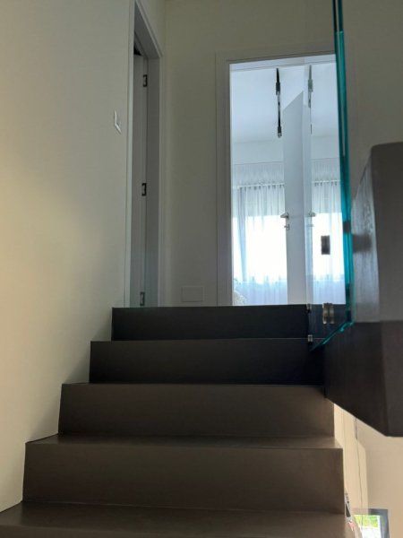 Tirane, jepet me qera apartament duplex 2+1+Ballkon Kati 0, 130 m² 1.500 € (kodra e diellit)