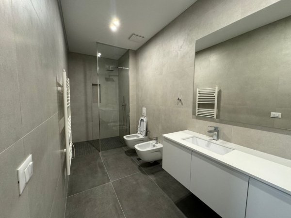 Tirane, jepet me qera apartament duplex 2+1+Ballkon Kati 0, 130 m² 1.500 € (kodra e diellit)