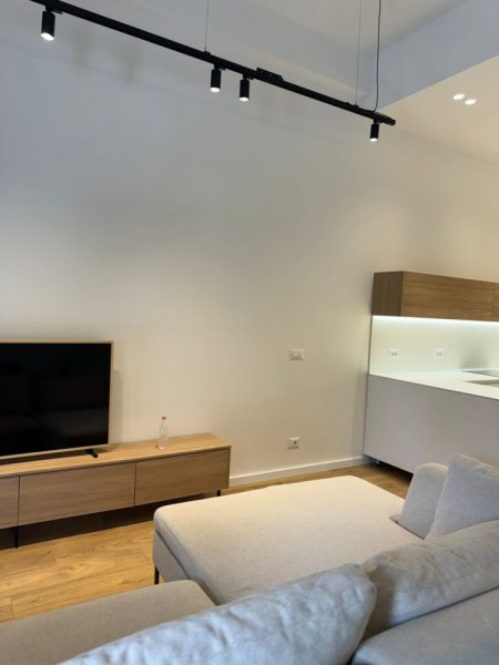 Tirane, jepet me qera apartament duplex 2+1+Ballkon Kati 0, 130 m² 1.500 € (kodra e diellit)