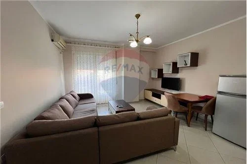 Tirane, jepet me qera apartament 1+1 Kati 2, 60 m² 500 € (Komuna e Parisit, Albania)