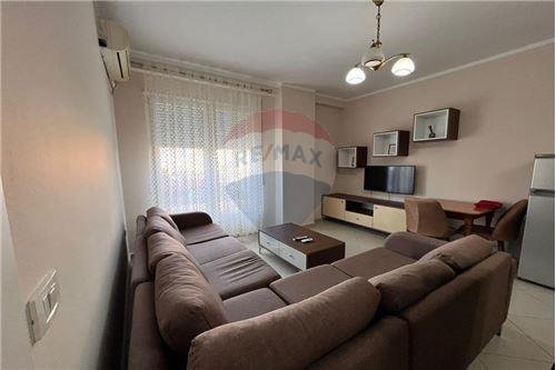 Tirane, jepet me qera apartament 1+1 Kati 2, 60 m² 500 € (Komuna e Parisit, Albania)