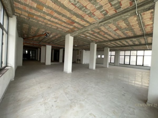 Tirane, jepet me qera ambjent biznesi Kati 0, 1.500 m² 15.000 € (Mbikalimi i Komunes)