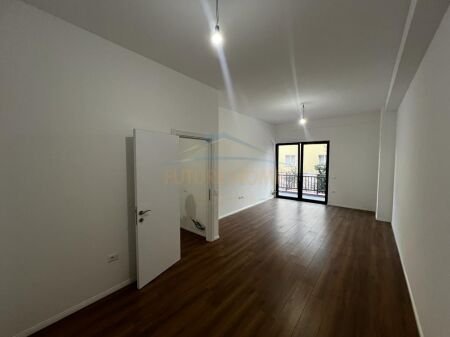 Tirane, jepet me qera apartament 3+1 Kati 3, 130 m² 600 € (Rruga e Dibres AREA41467)