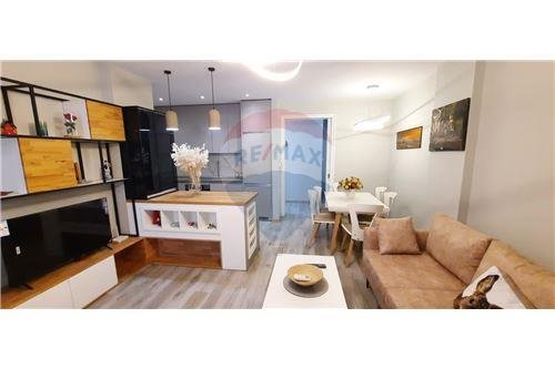 Tirane, jepet me qera apartament 3+1 , 113 m² 900 € (Komuna e Parisit, Albania)