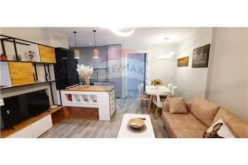 Tirane, jepet me qera apartament 3+1 , 113 m² 900 € (Komuna e Parisit, Albania)
