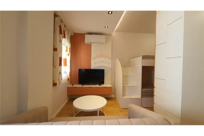 Tirane, jepet me qera Kati 5, 38 m² 500 € (Pazari i Ri - Rruga e Barrikadave, Albania)