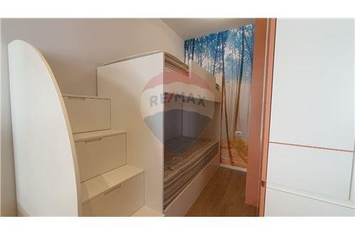 Tirane, jepet me qera Kati 5, 38 m² 500 € (Pazari i Ri - Rruga e Barrikadave, Albania)